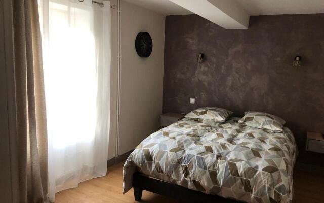 Bâtisse du pont Pinard et son granit rose