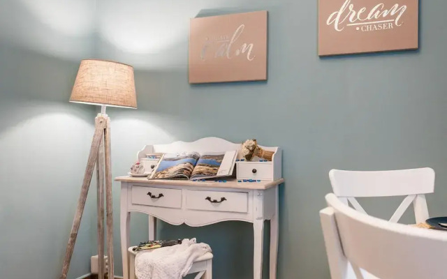 Charming Acropolis Metro Apartment