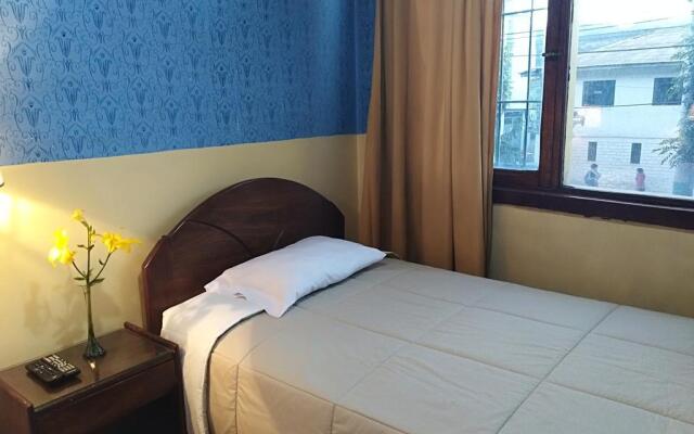 Alejandros Hotel