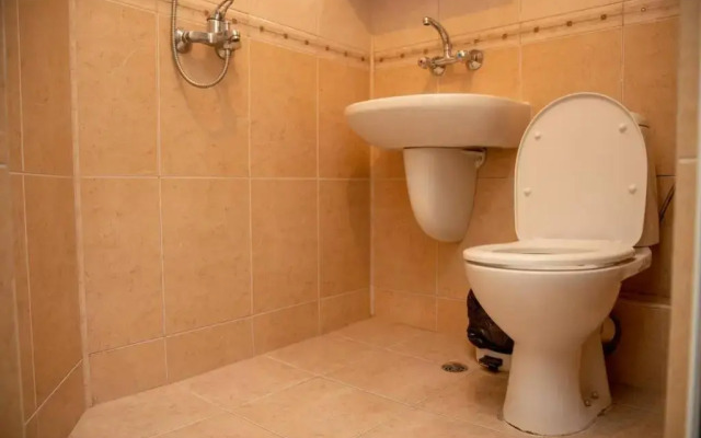 Convenient 1-Bedroom Flat next to Harmanite Beach