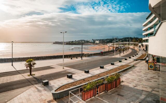 Sandybanks - Stylish apartment, Torquay promenade