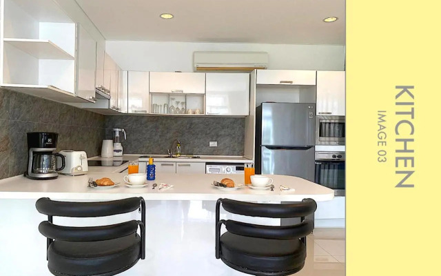 Stylish Condo w. Pool View 2F