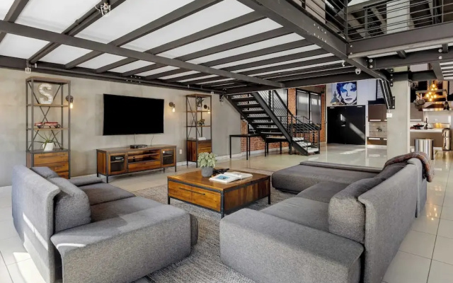 Skyline Lofts by Avantstay: a Multi-level Industrial-chic Retreat in Dtla With Rooftop Views, Soaring Ceilings & Steps to Dining, Music & Culture