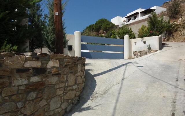 Isidoros Apartments