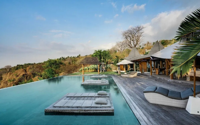 Palatial Wooden Villa, 4br, Lovina