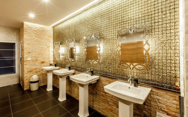 Gallery Lake View Hotel