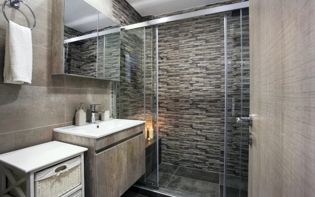 Spacious 3-Bedroom Apartment Near the Train