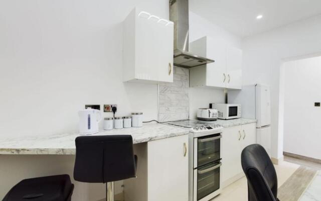 Stunning 4-bed House Fully Refurbished Modern