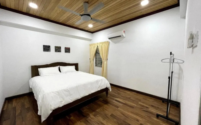 The Venus - Spacious Wooden TOP Floor Apartment – Guest Rooms – Sitiawan