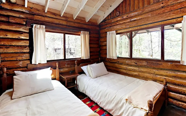 Sprucewood Cabin - 2 Br cabin by RedAwning