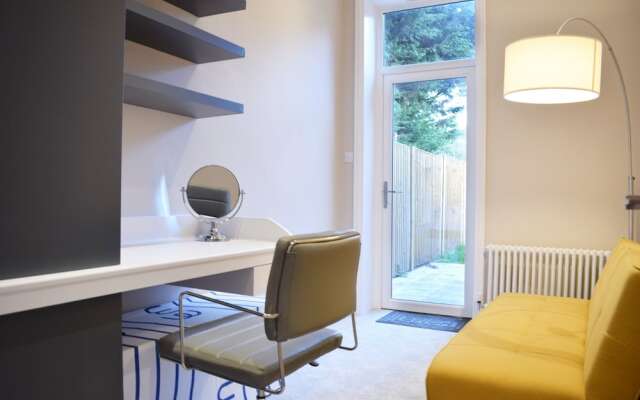 Modern 2 Bedroom Flat Central to Wimbledon