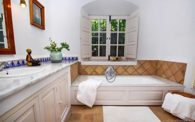 A Real Oasis In Colonial Style Villa