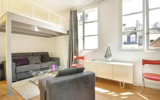 Amelie Flat