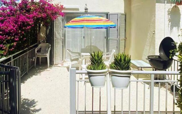 Seaside Maisonette 200M from sea