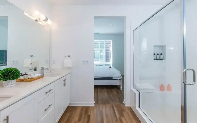 Central Location Master Bedroom w Shared Bathroom