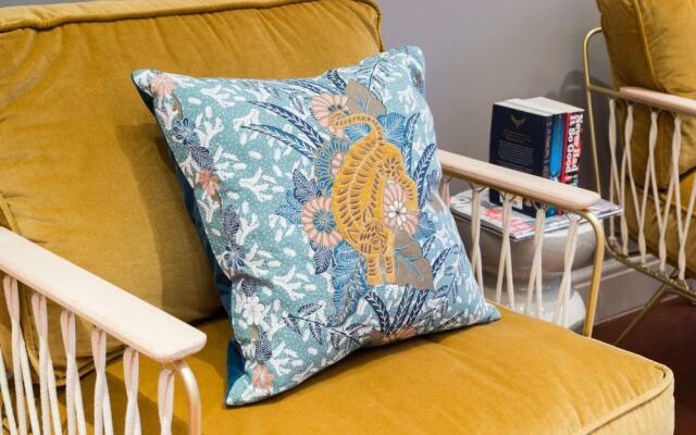 The Kensington Palace Retreat - Modern 2BDR Flat