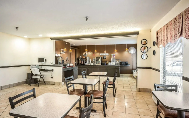 Super 8 by Wyndham Galesburg