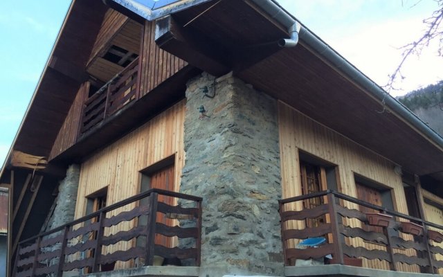 Chalet With 3 Bedrooms in L'enversin D'oz, With Wonderful Mountain Vie