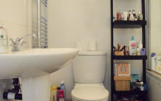 Spacious Apartment In East London With Balcony
