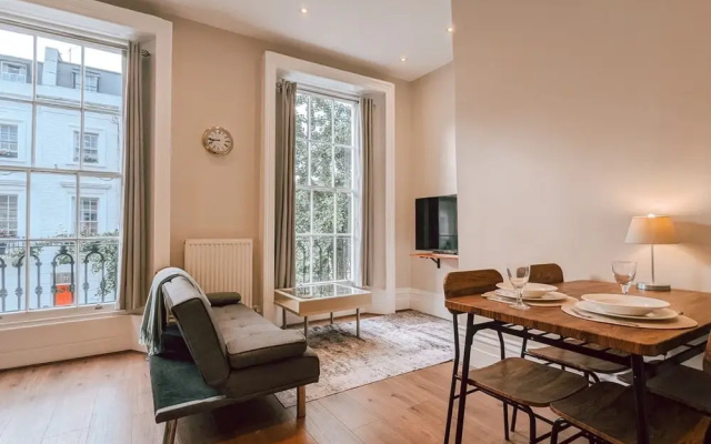 The Modern and Bright Warwick Way Apartment