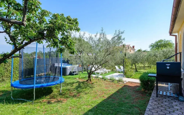 Spacious Apartment With Garden