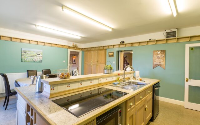 Vicarsford Farmhouse with Hot Tub near St Andrews