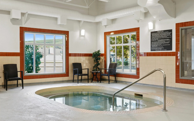 Ramada by Wyndham Drumheller Hotel & Suites