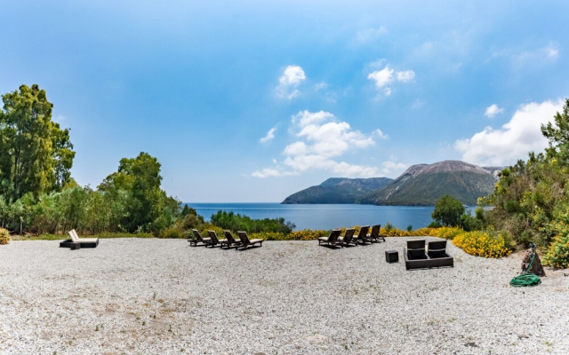 Trilo 3 - Vulcano on sea Shore