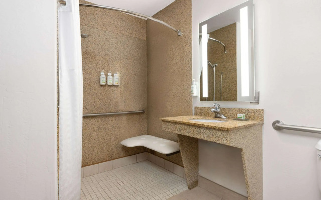 La Quinta Inn & Suites by Wyndham Bakersfield North