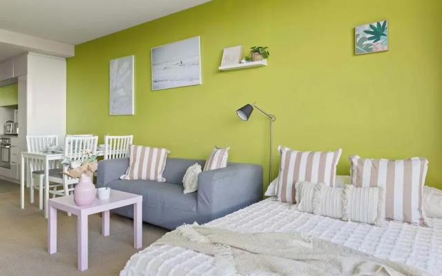 Cozy & Chic 2BR Apt Walk to Melbourne Central