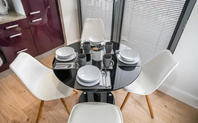 Modern & spacious 2-bed flat with secure parking