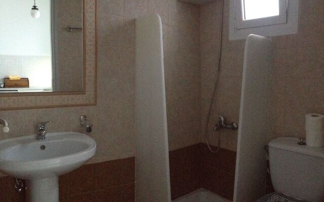 Adonis Hotel Studios & Apartments