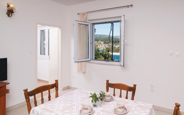 Awesome Home in Pucisca with Hot Tub, WiFi & 5 Bedrooms