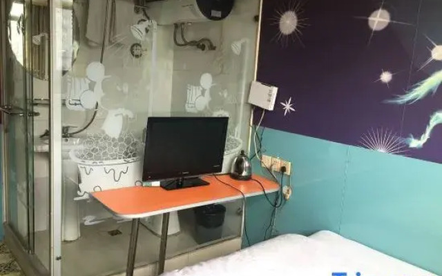Xingzhong Hotel (Shanghai Xingzhong Road Subway Station)