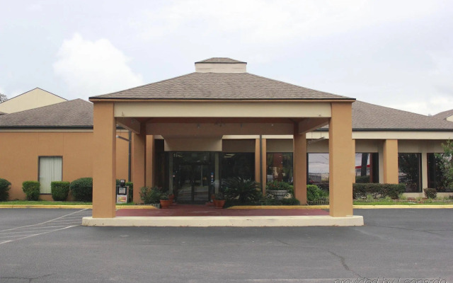 Quality Inn & Suites Pensacola Bayview