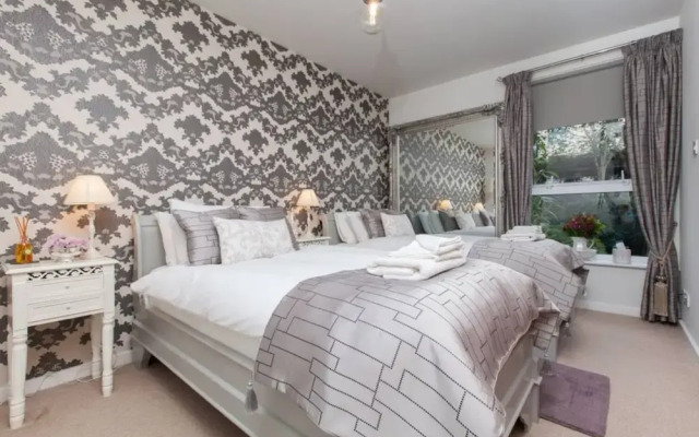 Holyrood Residence - Luxury Apartment With Parking