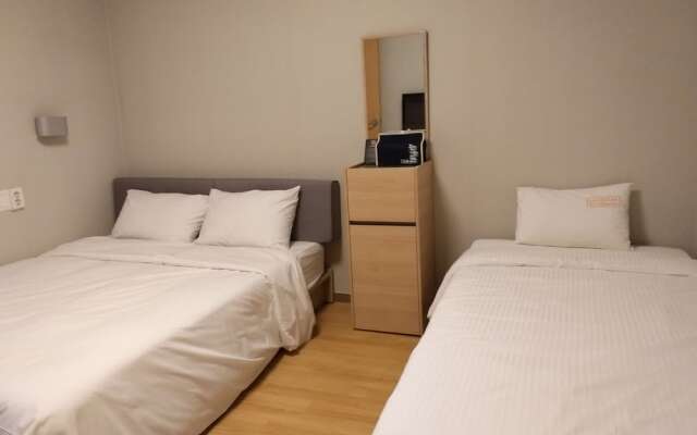 Uniqstay Hostel And Suite