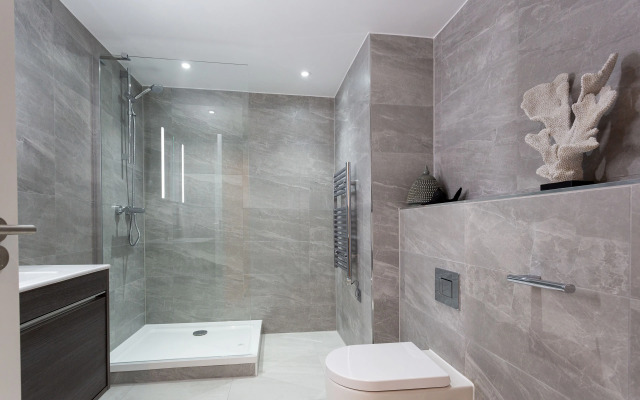 The Carlyle - Elegant Serviced Apartments