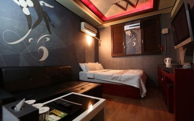 W Motel