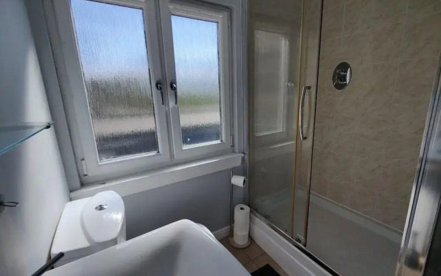 NEW Fabulous 2BD Maisonette Dunfermline, Fife