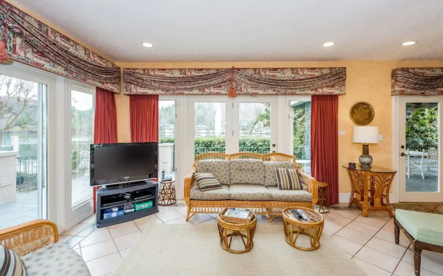 Magnificant & Private Lakefront 5 Bedroom Home