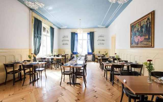 Carlton-Europe Vintage Adults Hotel