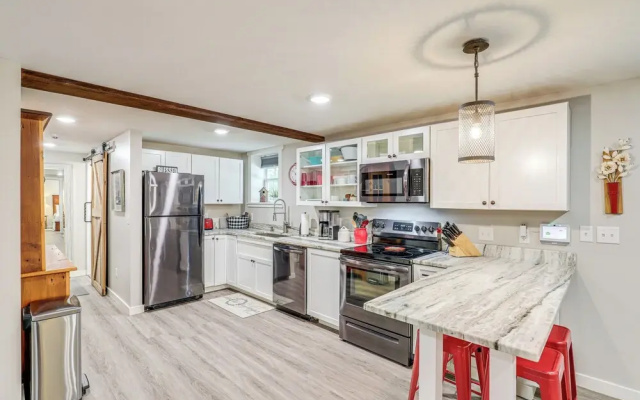 Walk to Downtown Weaverville: Quiet Apartment