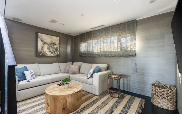 Bird Street Home min away from Sunset Blvd