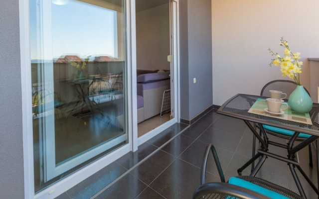 Adorable Apartment With Balcony & Swimming Pool