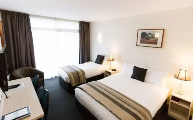 Shoreline Hotel