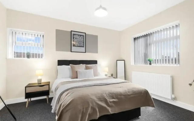 Elegant 5 Bedroom House/free Parking/yard