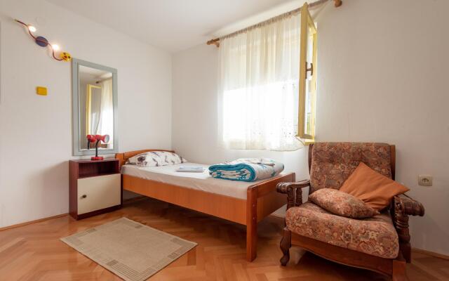 Apat 2 bedrooms, a bathroom, a kitchen,living room