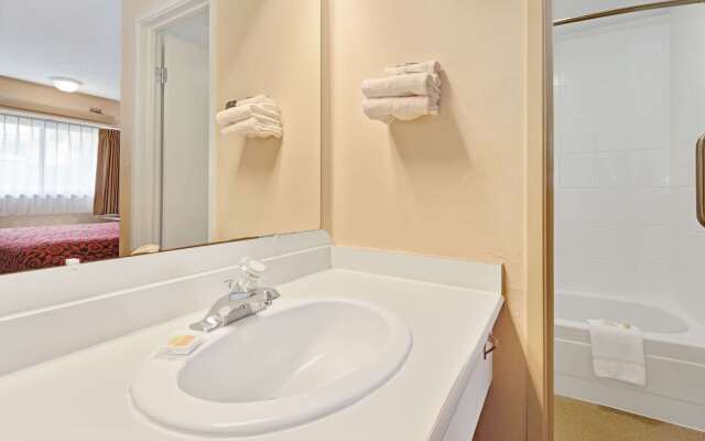 Days Inn by Wyndham Overland Park/Metcalf/Convention Center