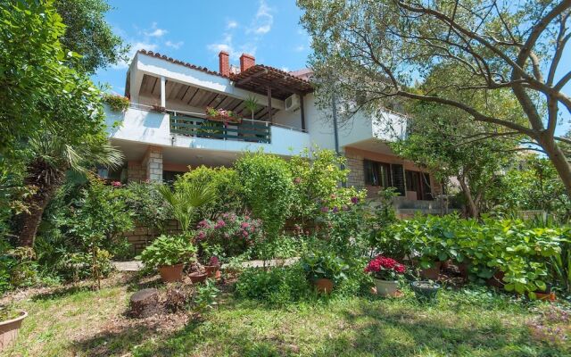 Pretty Apartment in Novalja with Garden near Zrče Beach